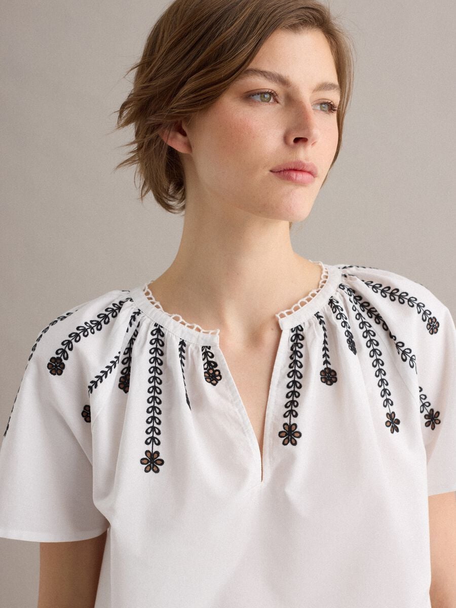 Camisa blanca de puro algod&oacute;n con bordados_0