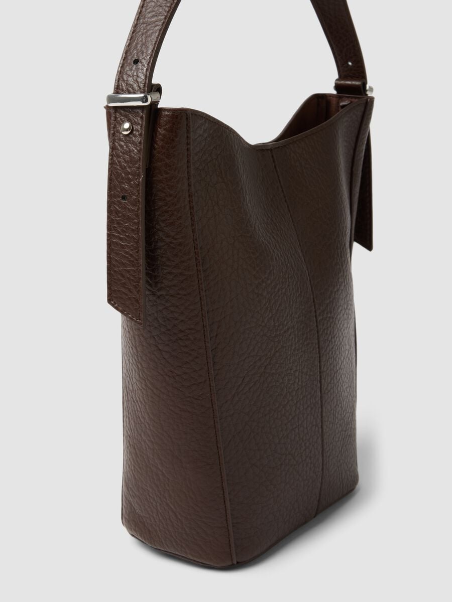 Borsa marrone a spalla effetto martellato_1