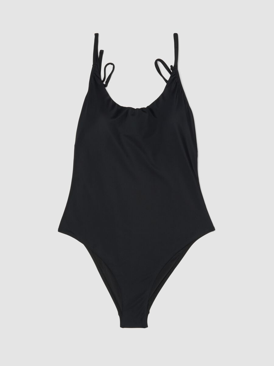 Schwarzer enganliegender Badeanzug_4