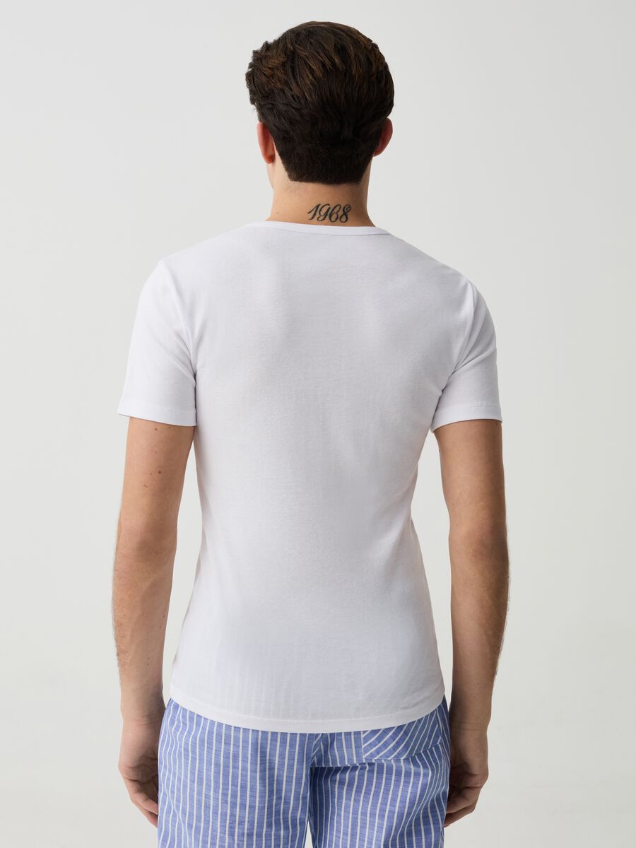 Two-pack undershirts in organic cotton with V neck_1