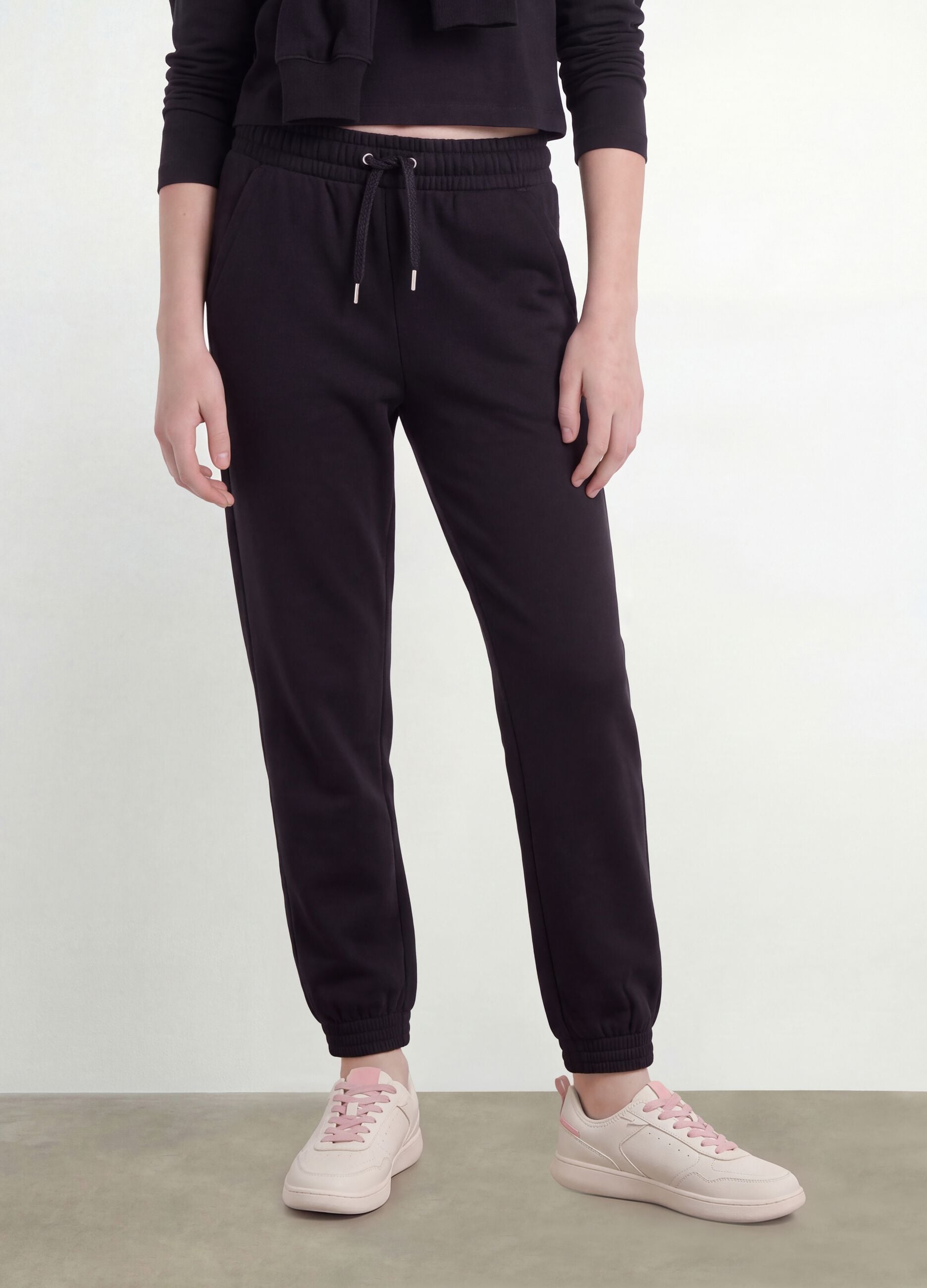 Cal&ccedil;as jogger pretas em 100% algod&atilde;o org&acirc;nico, regular fit, para rapariga