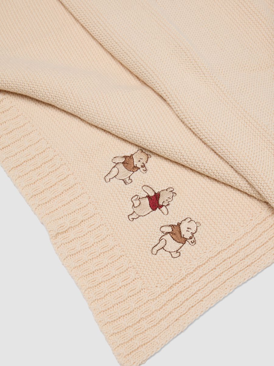 Beige organic cotton baby blanket with Winnie the Pooh embroidery_1