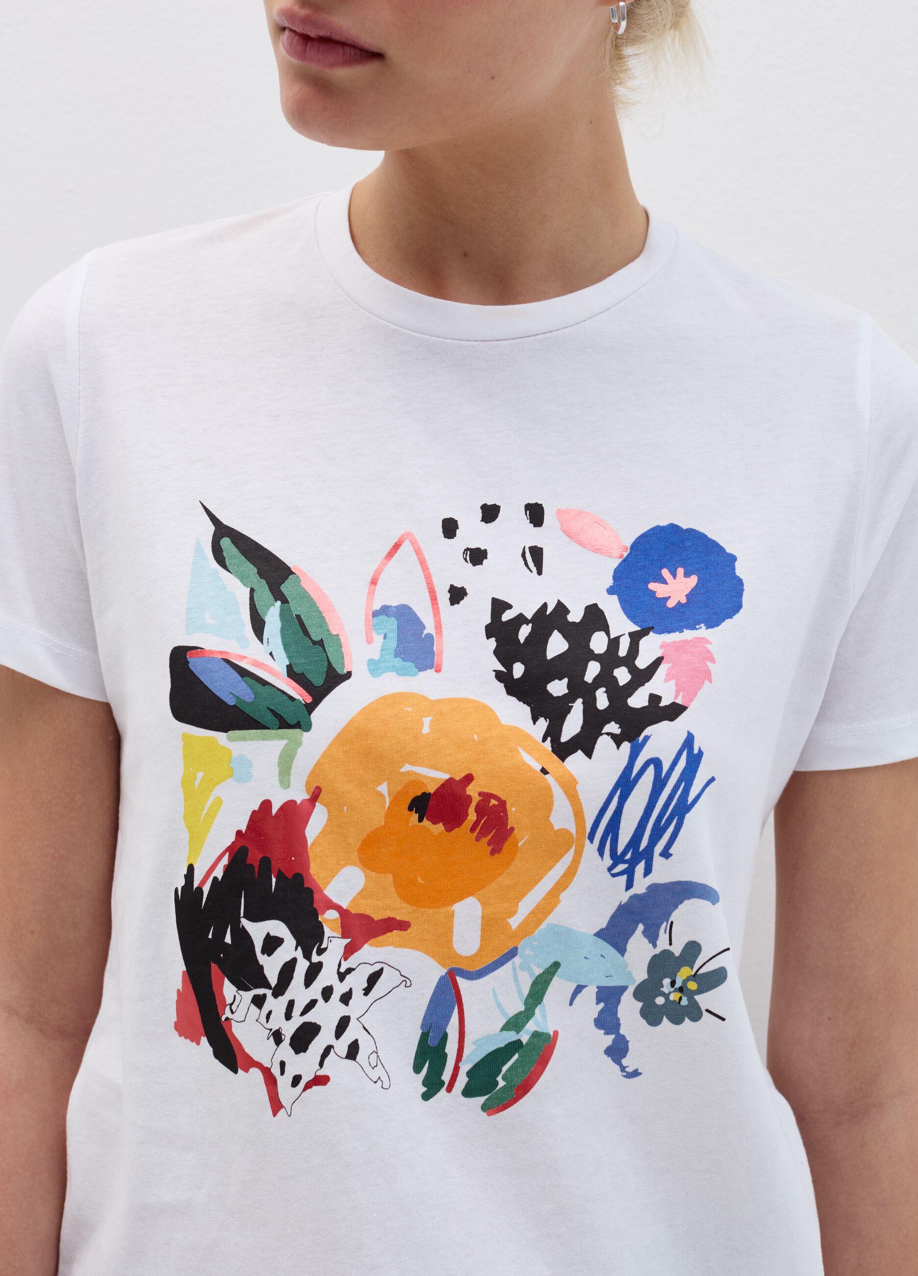 T-shirt con stampa fiori effetto dipinto