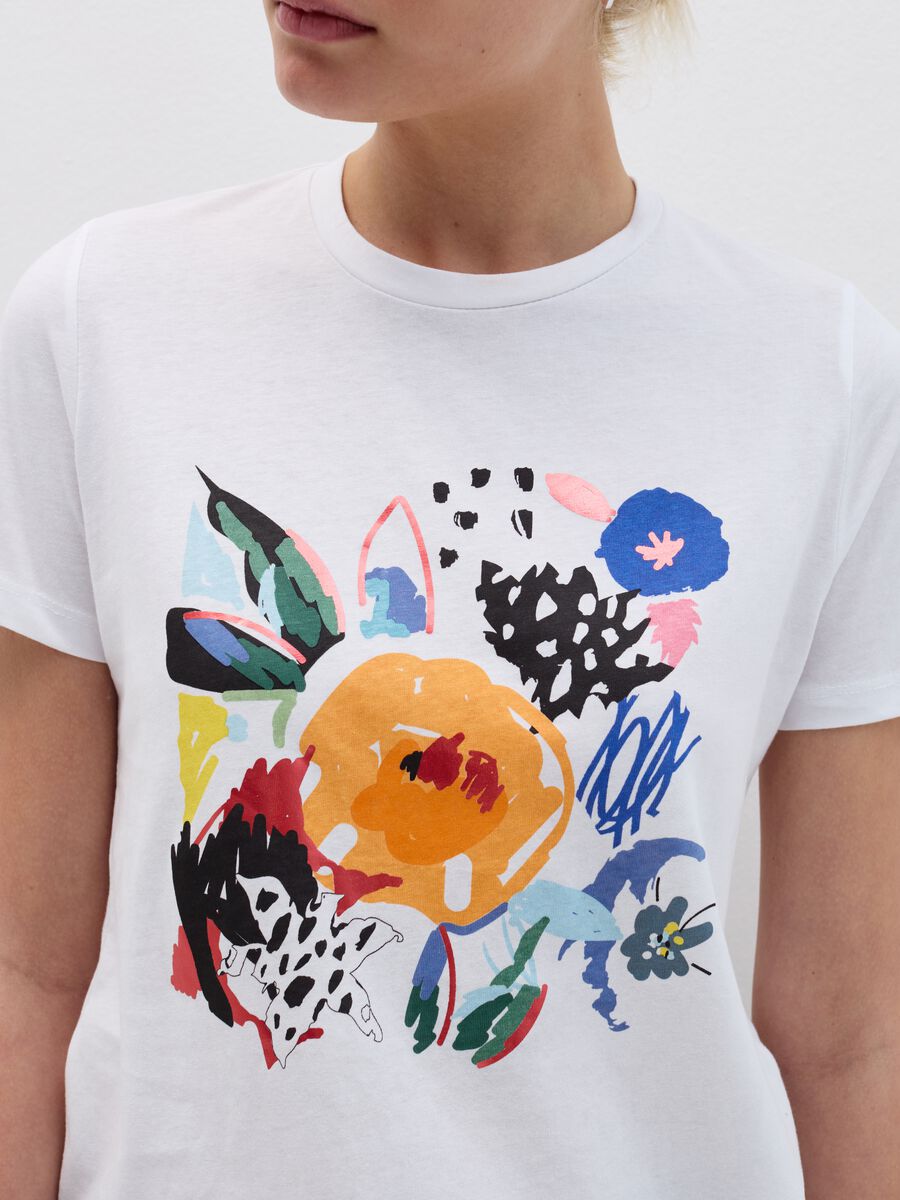 T-shirt con stampa fiori effetto dipinto_1