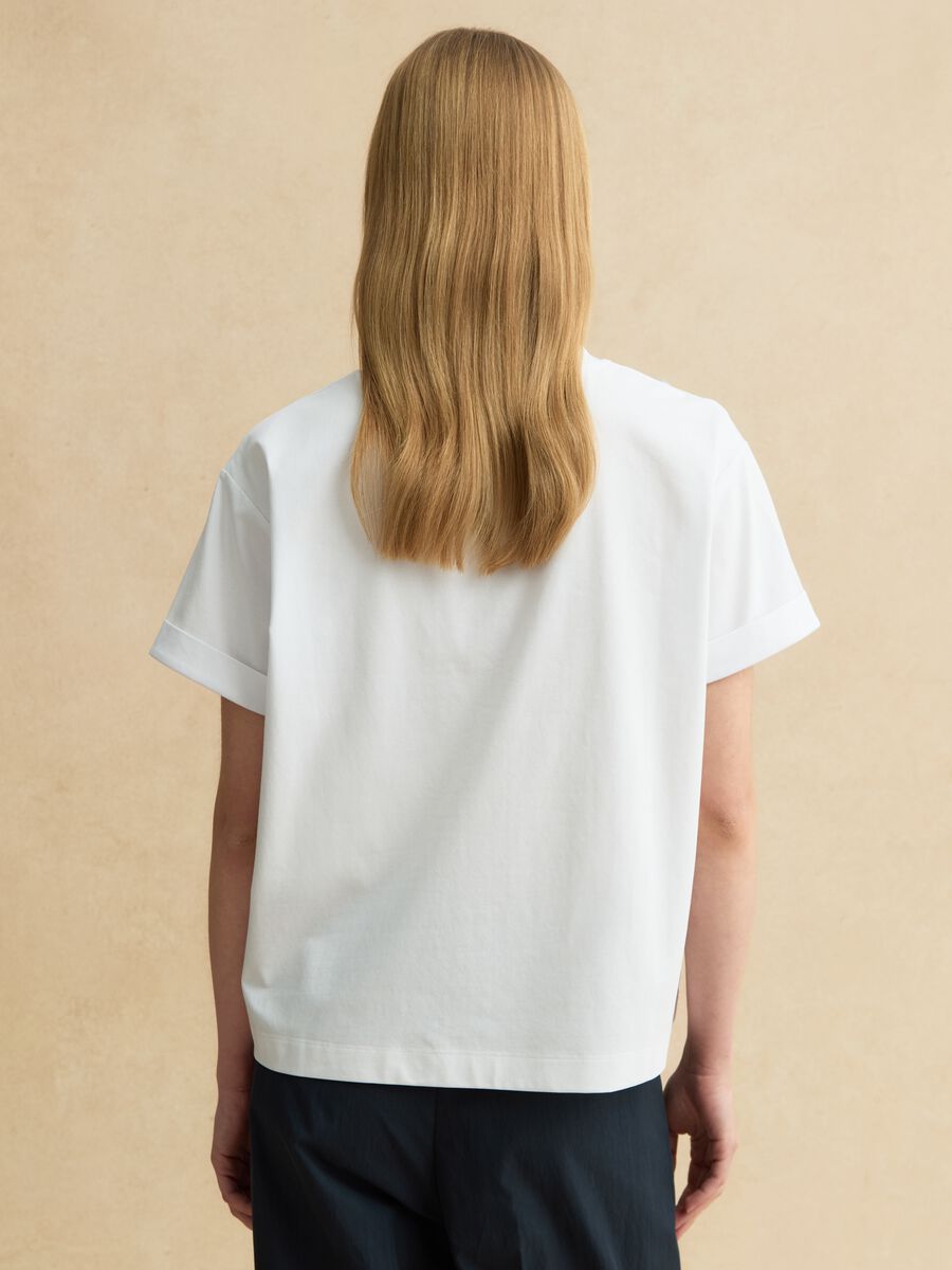 Wei&szlig;e Regular-Fit-T-Shirt aus Baumwollmischung mit Blumenstickerei_3