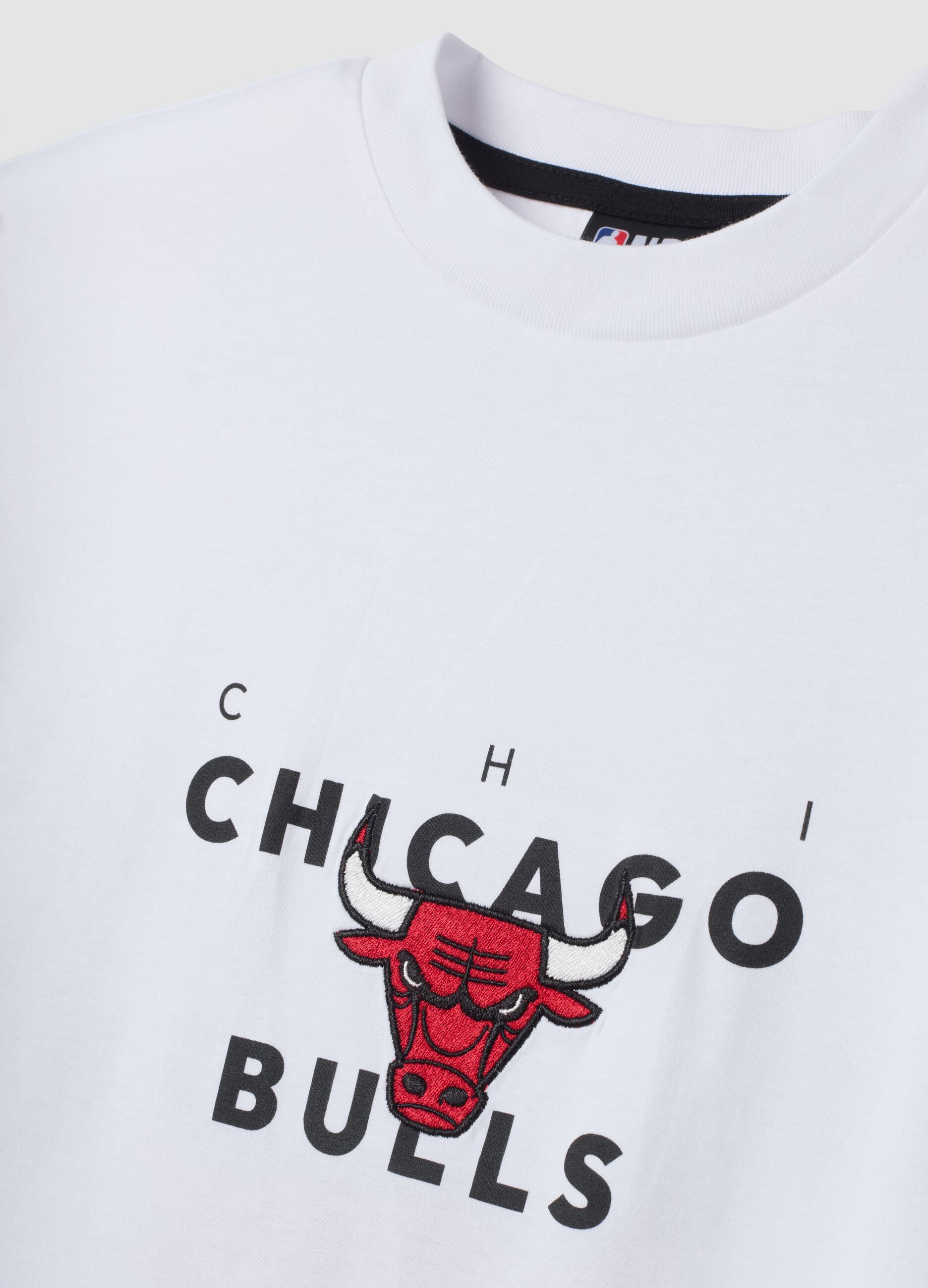 T-shirt branca em algod&atilde;o puro com estampado Chicago Bulls