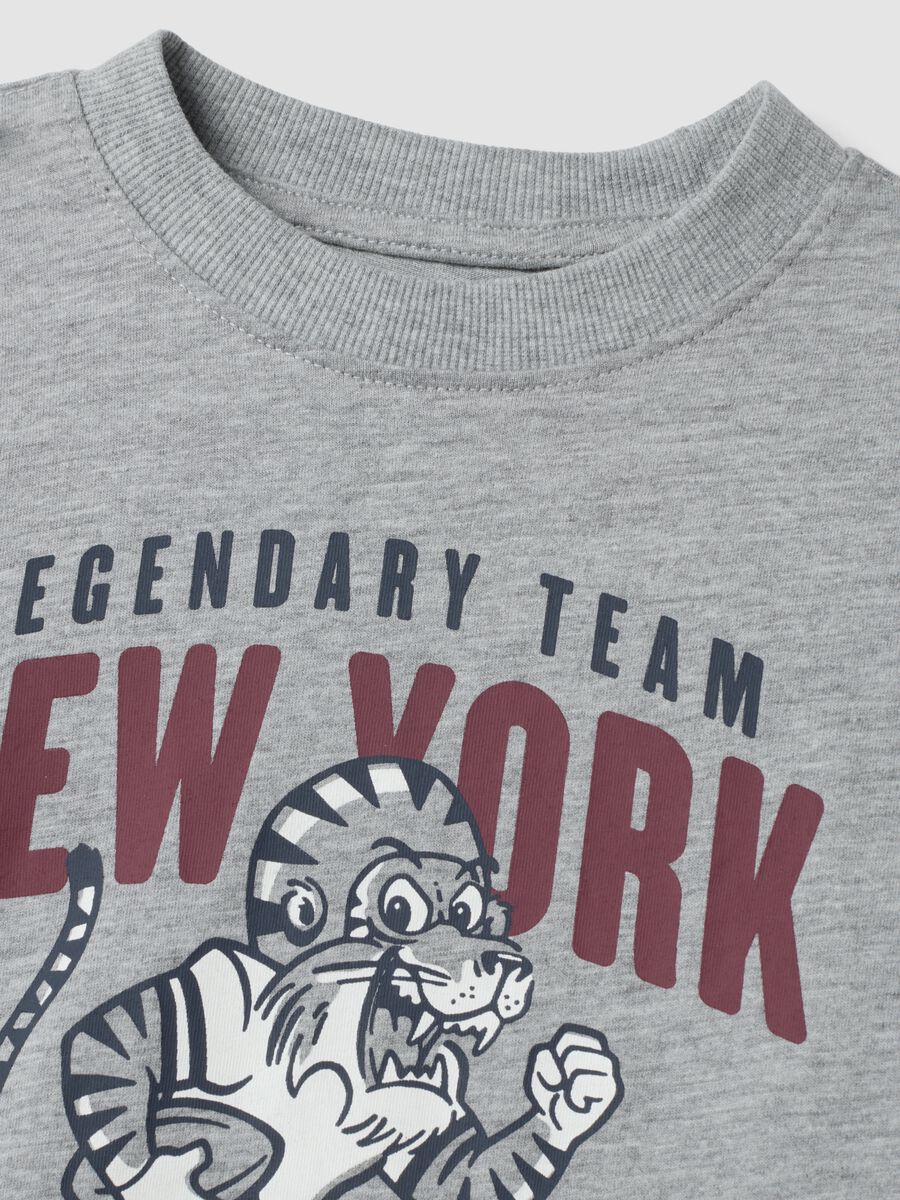 T-shirt grigia in puro cotone organico con stampa college_2