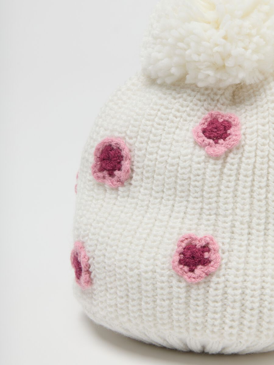 White hat with pom pom and knitted decorations_2