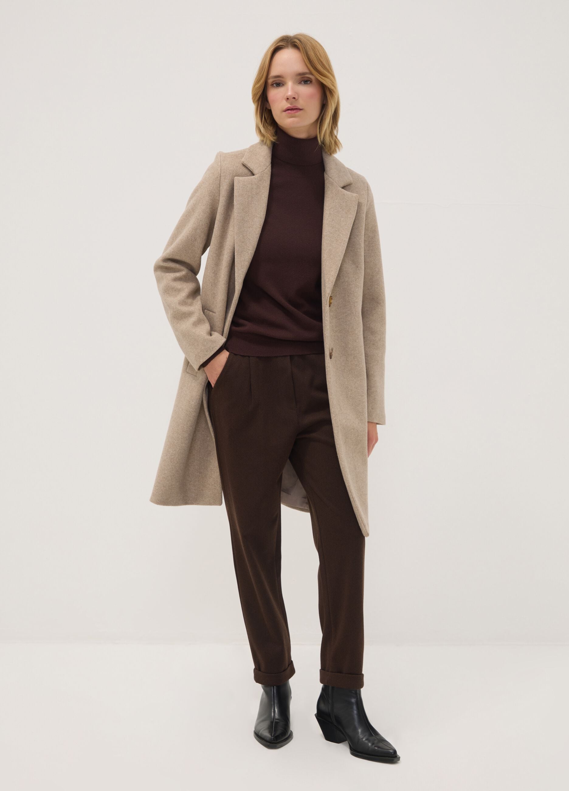 Casaco camel regular fit com lapelas e bot&otilde;es