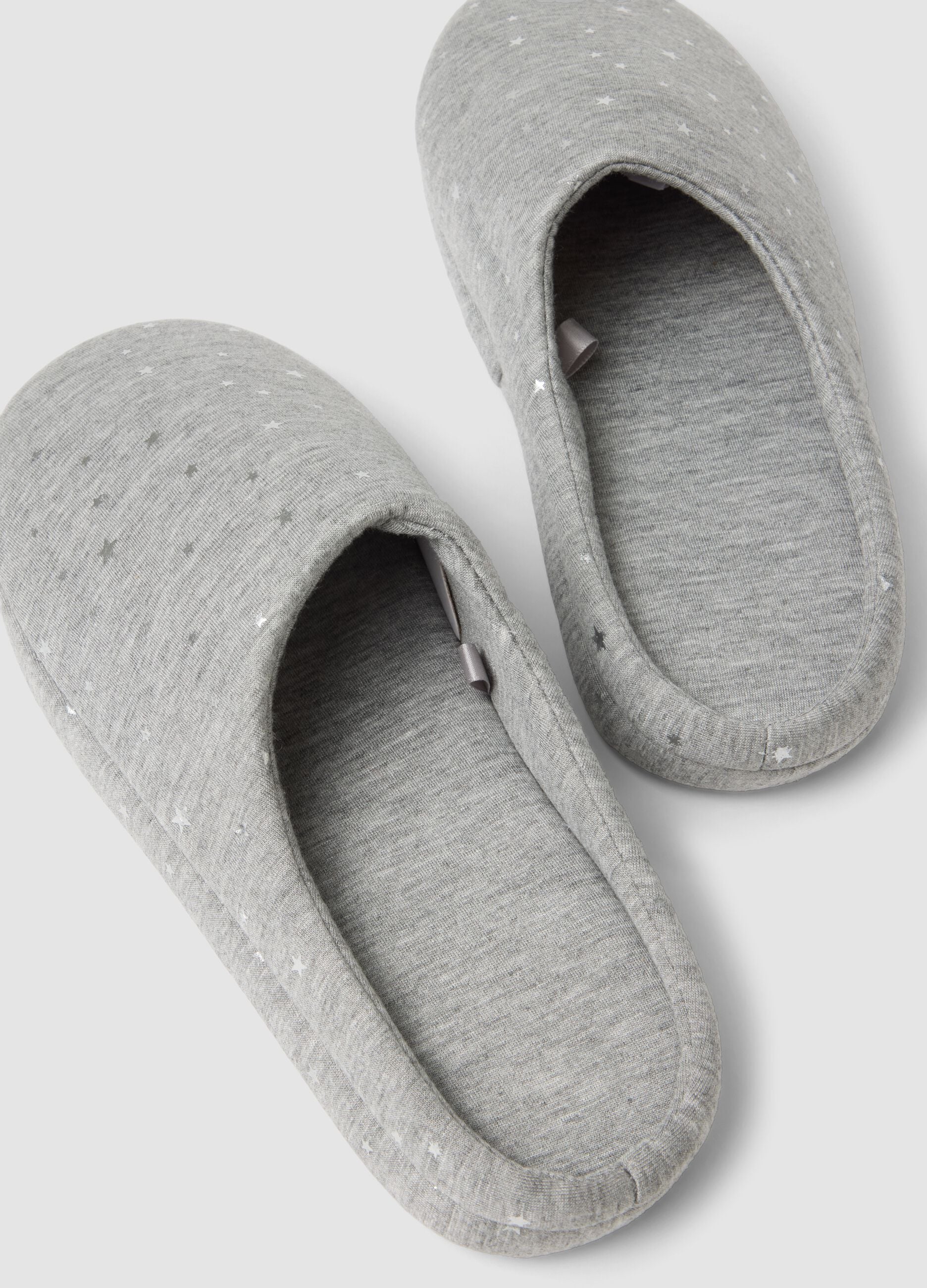 Pantofole grigie con stampa stelle