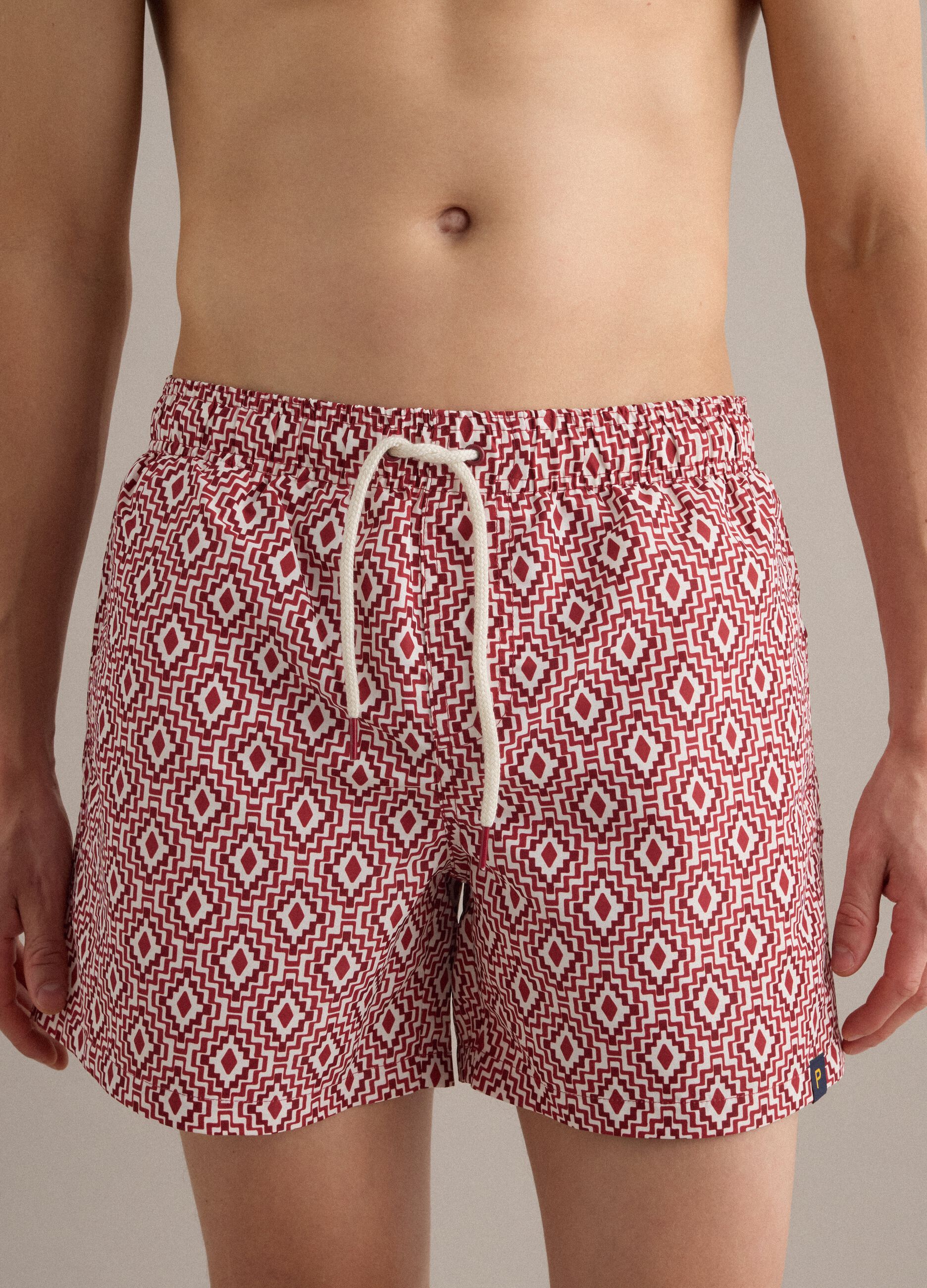 Ba&ntilde;ador tipo bermuda rojo con estampado geom&eacute;trico