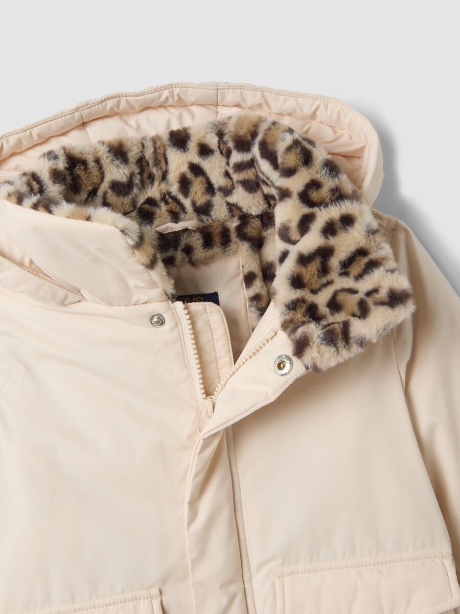Rosa Steppjacke mit Kapuze und Animal-Print-Innenfutter_2
