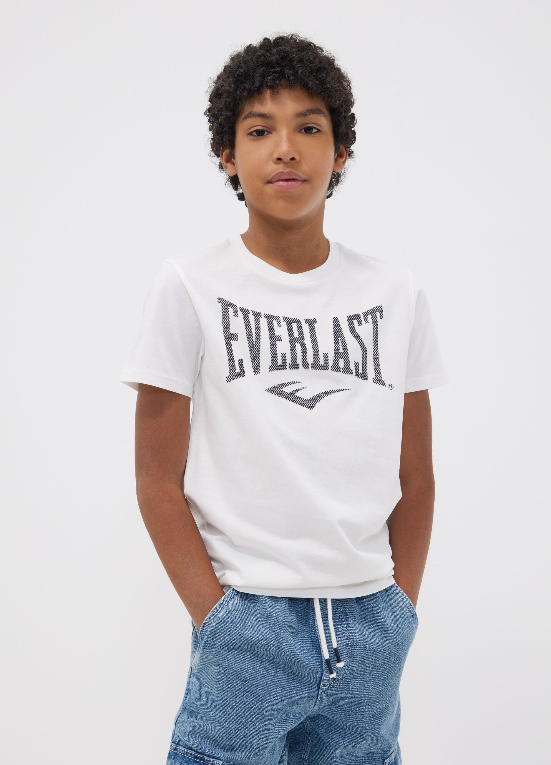 T-shirt branca em algod&atilde;o puro com estampado frontal, corte regular para rapaz