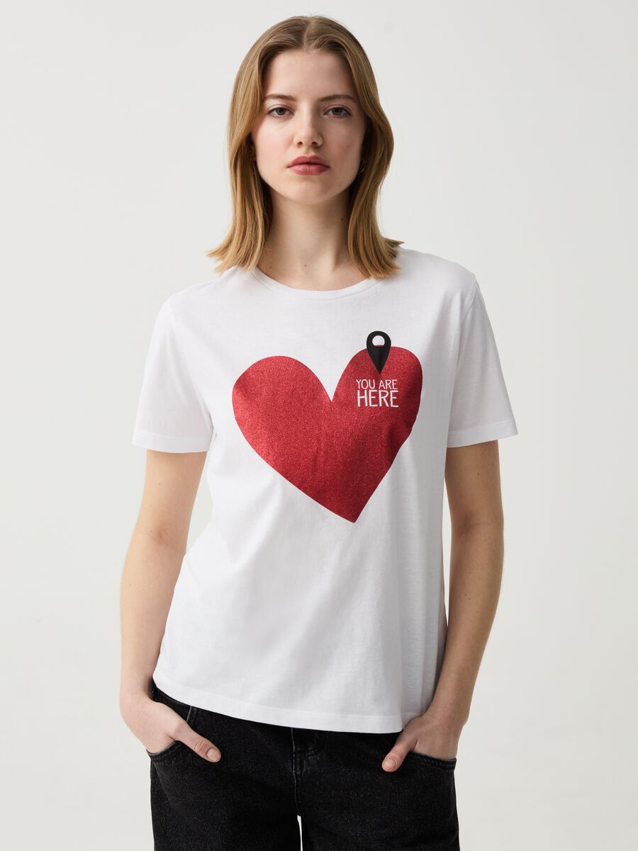 T-shirt con stampa cuore glitter_0