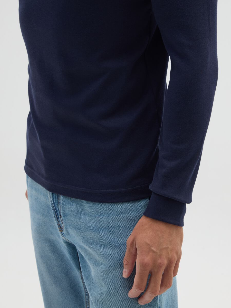 Chemise bleue &agrave; manches longues en coton &agrave; col roul&eacute;_3