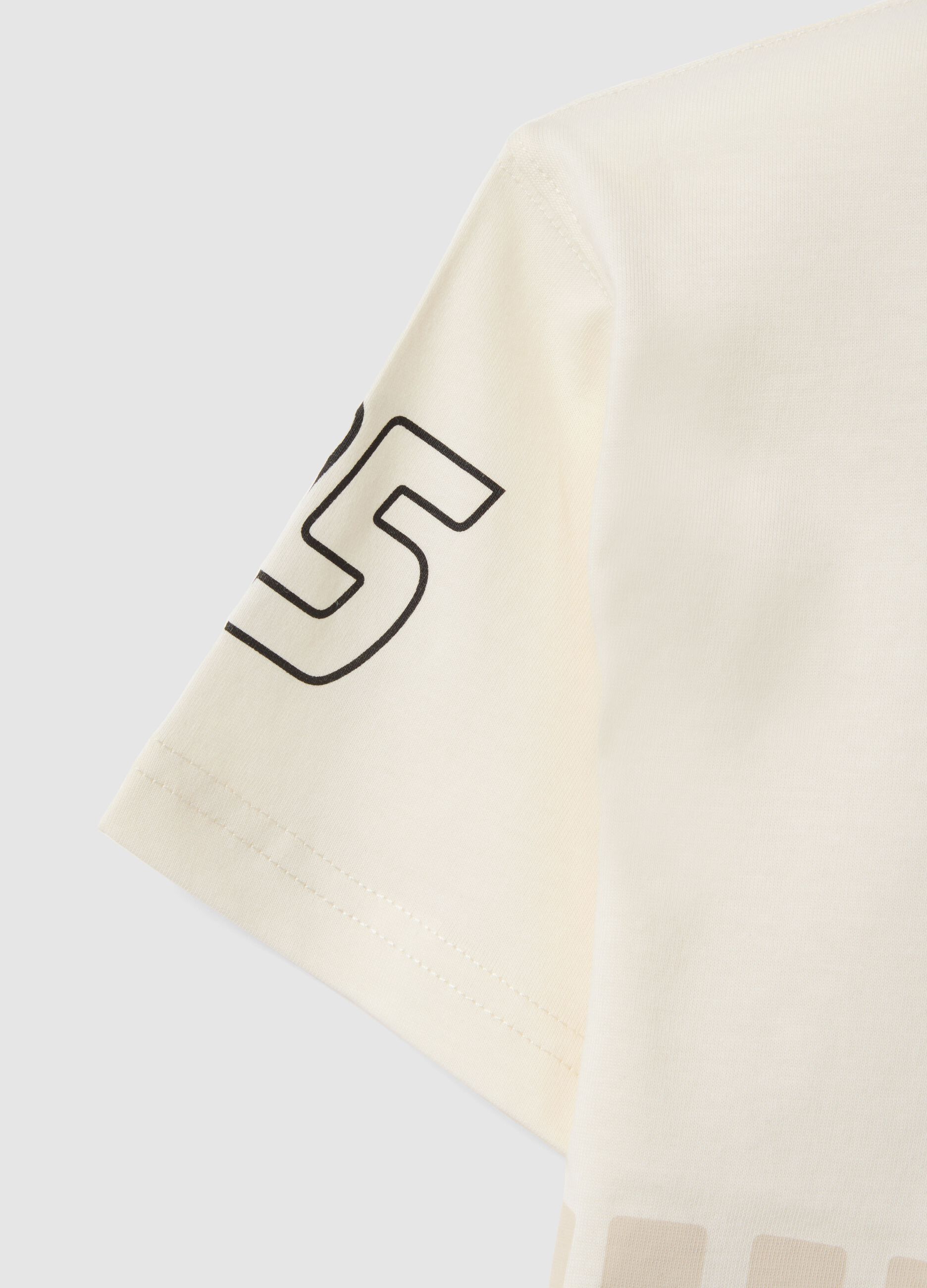 &Lambda;&epsilon;&upsilon;&kappa;ό &pi;&alpha;&iota;&delta;&iota;&kappa;ό T-shirt &alpha;&pi;ό 100% &beta;&alpha;&mu;&beta;ά&kappa;&iota; &mu;&epsilon; &sigma;&tau;ά&mu;&pi;&alpha; Cars, oversized &epsilon;&phi;&alpha;&rho;&mu;&omicron;&gamma;ή