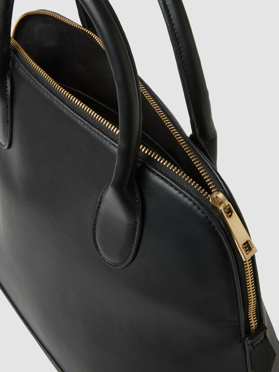 Schwarze Handtasche mit strukturierter Silhouette_2