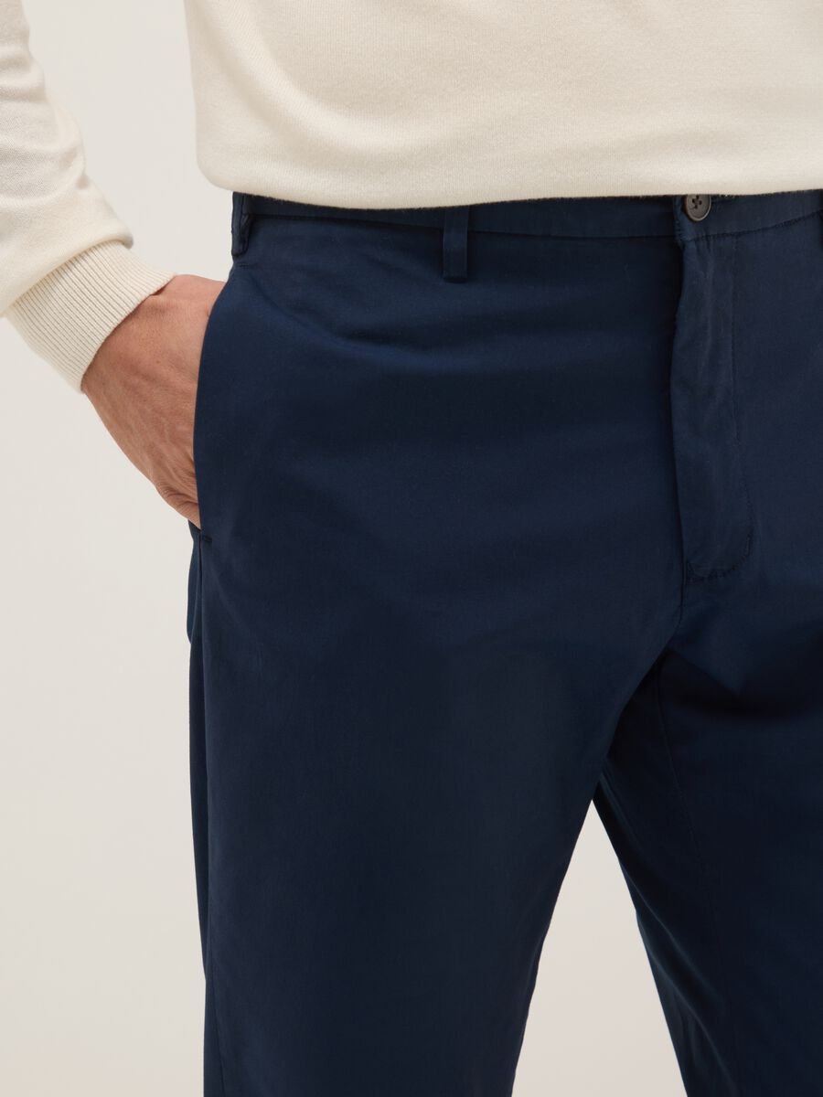 Blue stretch cotton chino trousers in regular fit_3