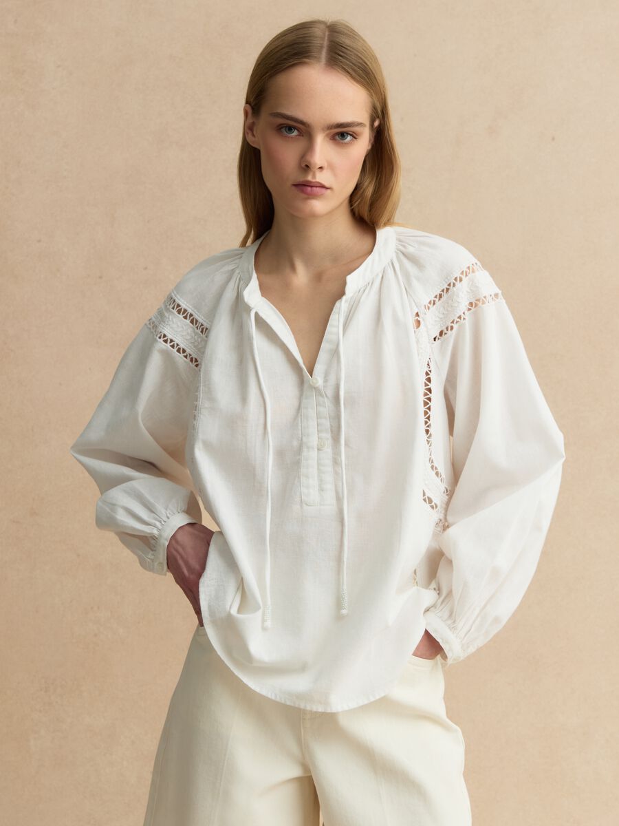 Wei&szlig;e Bluse im Regular Fit aus Baumwolle-Leinen-Mix mit Lochmuster_0