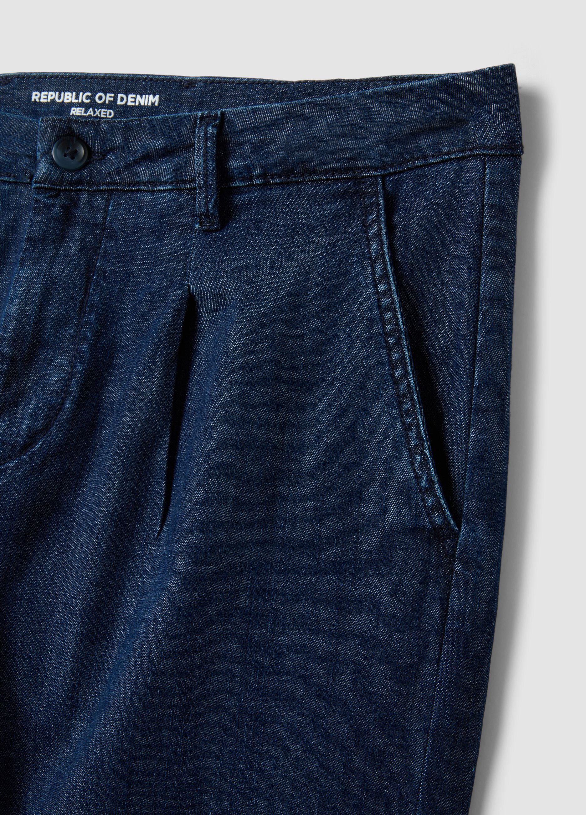 Cal&ccedil;as chino em denim azul de algod&atilde;o el&aacute;stico, corte comfort