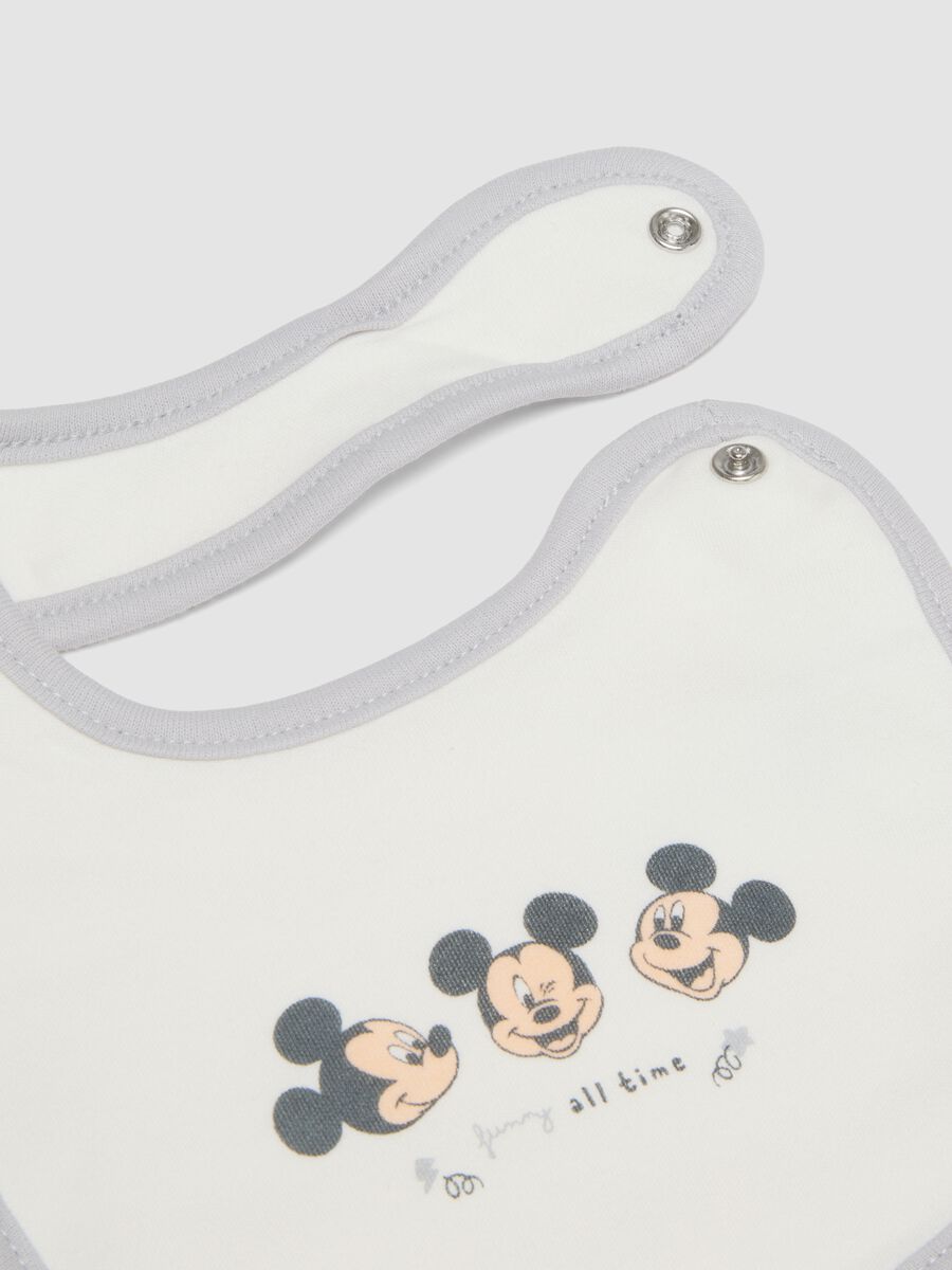 Pack de 2 baberos blancos de algod&oacute;n org&aacute;nico con estampado de Mickey_1