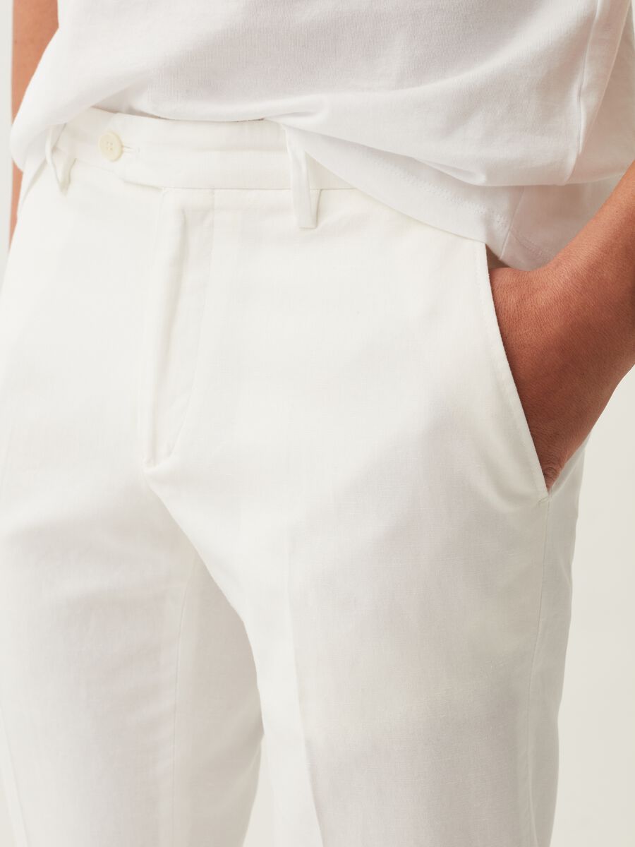 Pantalone chino slim fit in cotone e lino bianco_3