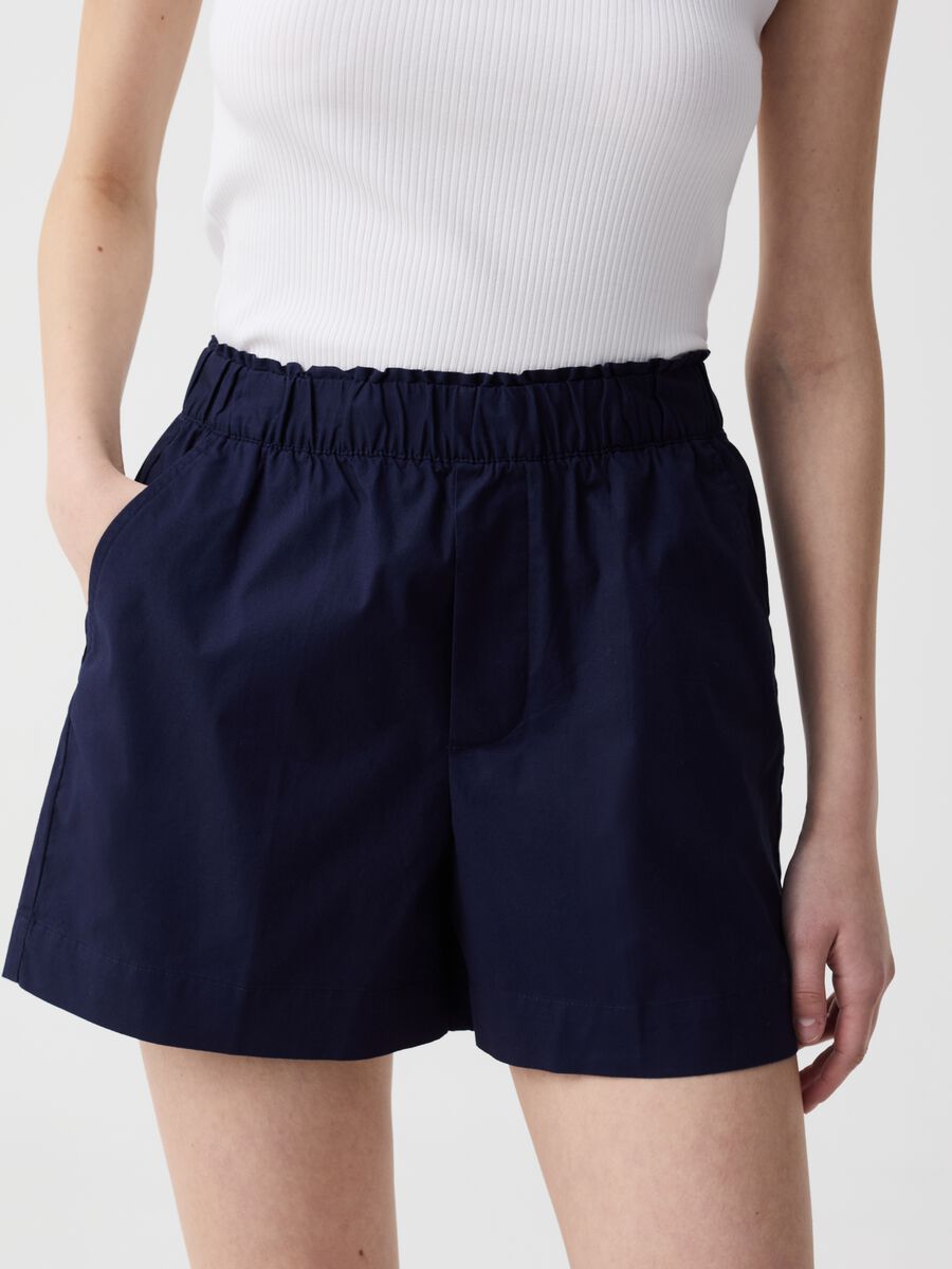 Pull-on shorts in stretch cotton_1