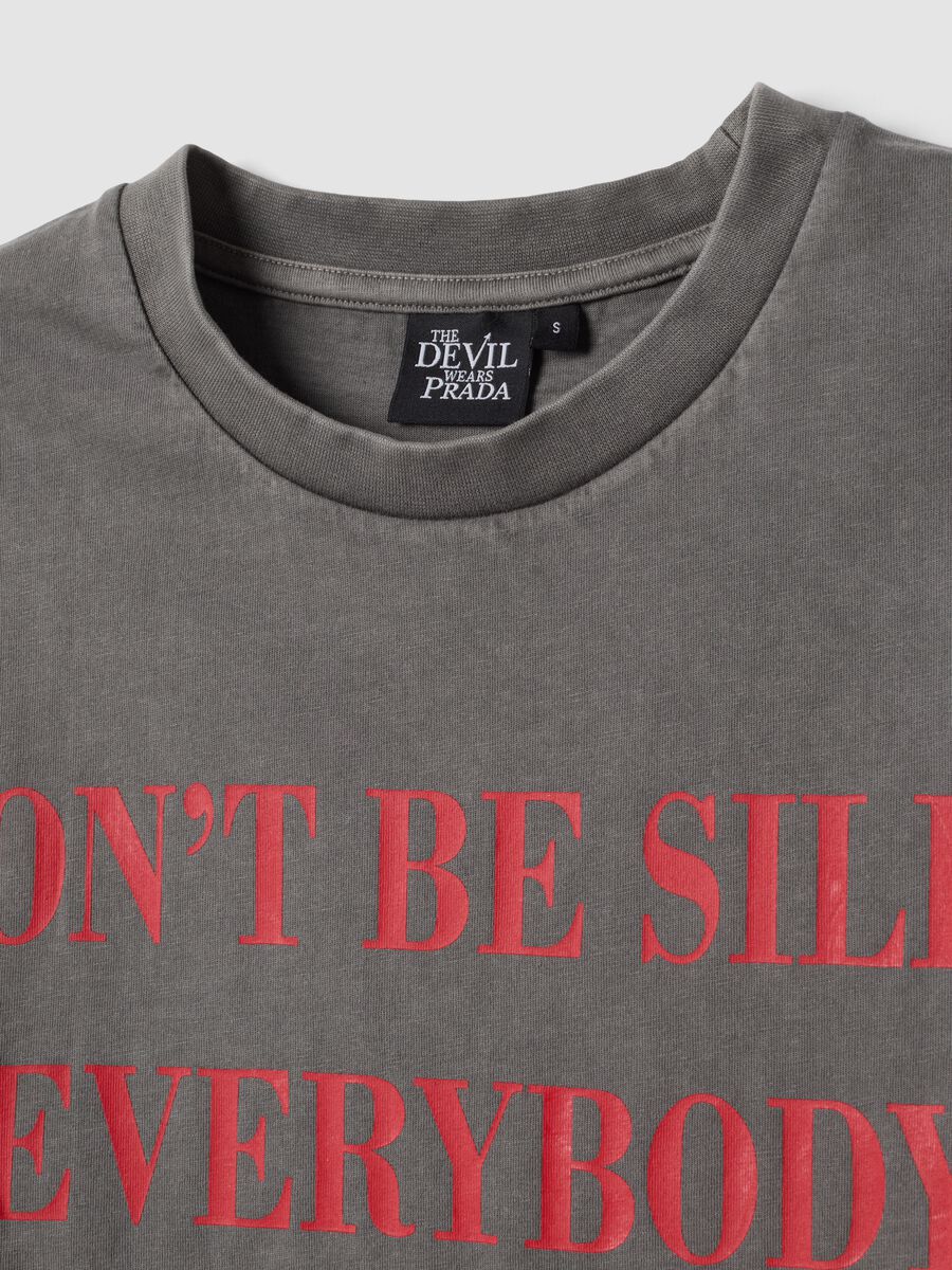 Camiseta gris de algod&oacute;n puro con estampado &ldquo;El diablo viste de Prada&rdquo;, corte oversize_5