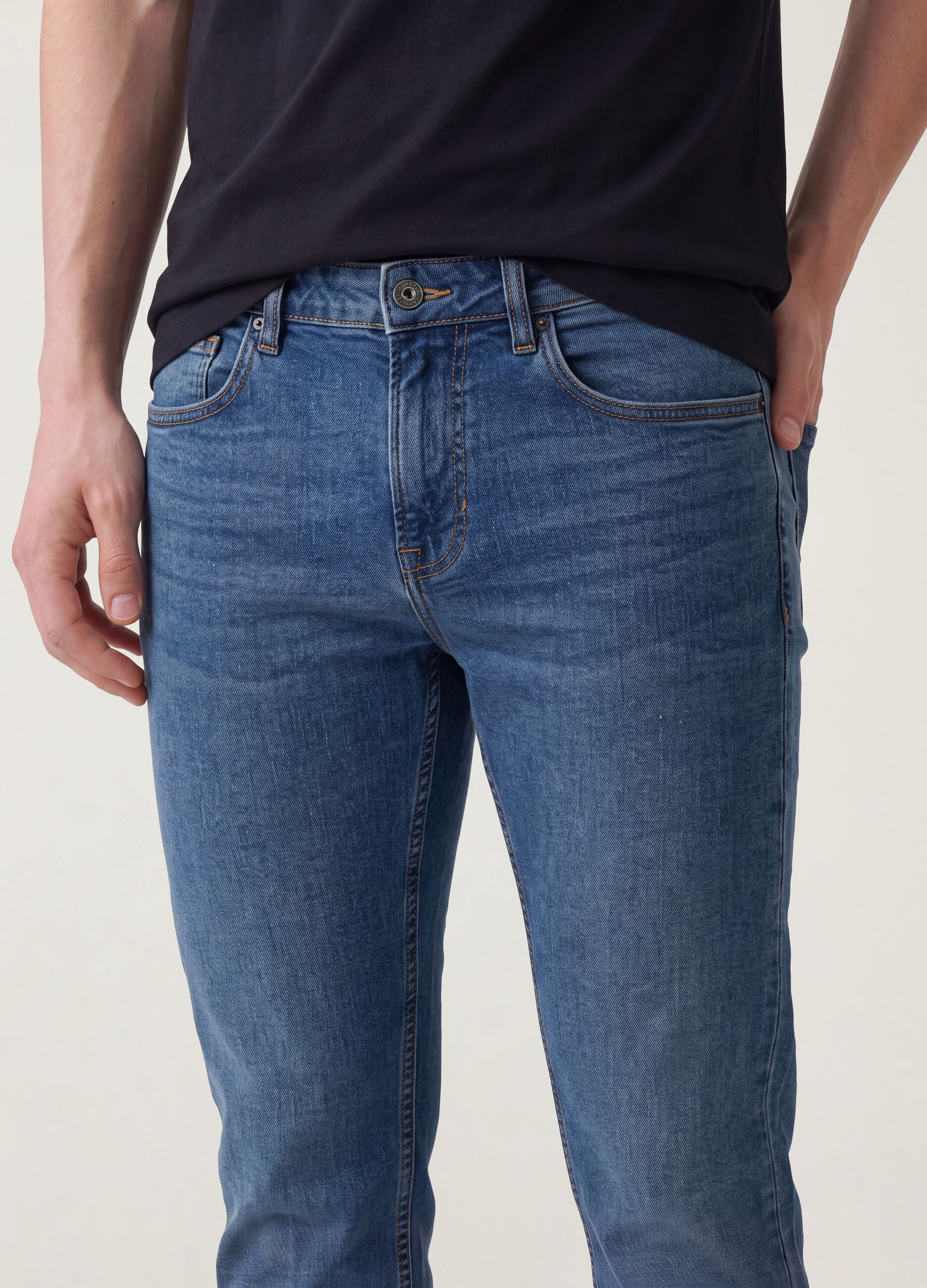 &Mu;&pi;&lambda;&epsilon; slim fit &tau;&zeta;&iota;&nu; &alpha;&pi;ό &epsilon;&lambda;&alpha;&sigma;&tau;&iota;&kappa;ό &beta;&alpha;&mu;&beta;ά&kappa;&iota;
