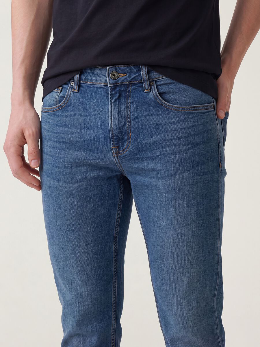 Jeans azuis slim fit em algod&atilde;o el&aacute;stico_3