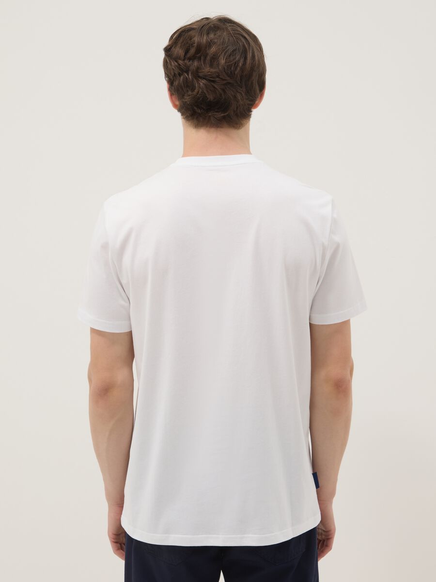 Wei&szlig;es T-Shirt aus reiner Baumwolle mit Frontprint, Regular Fit_3