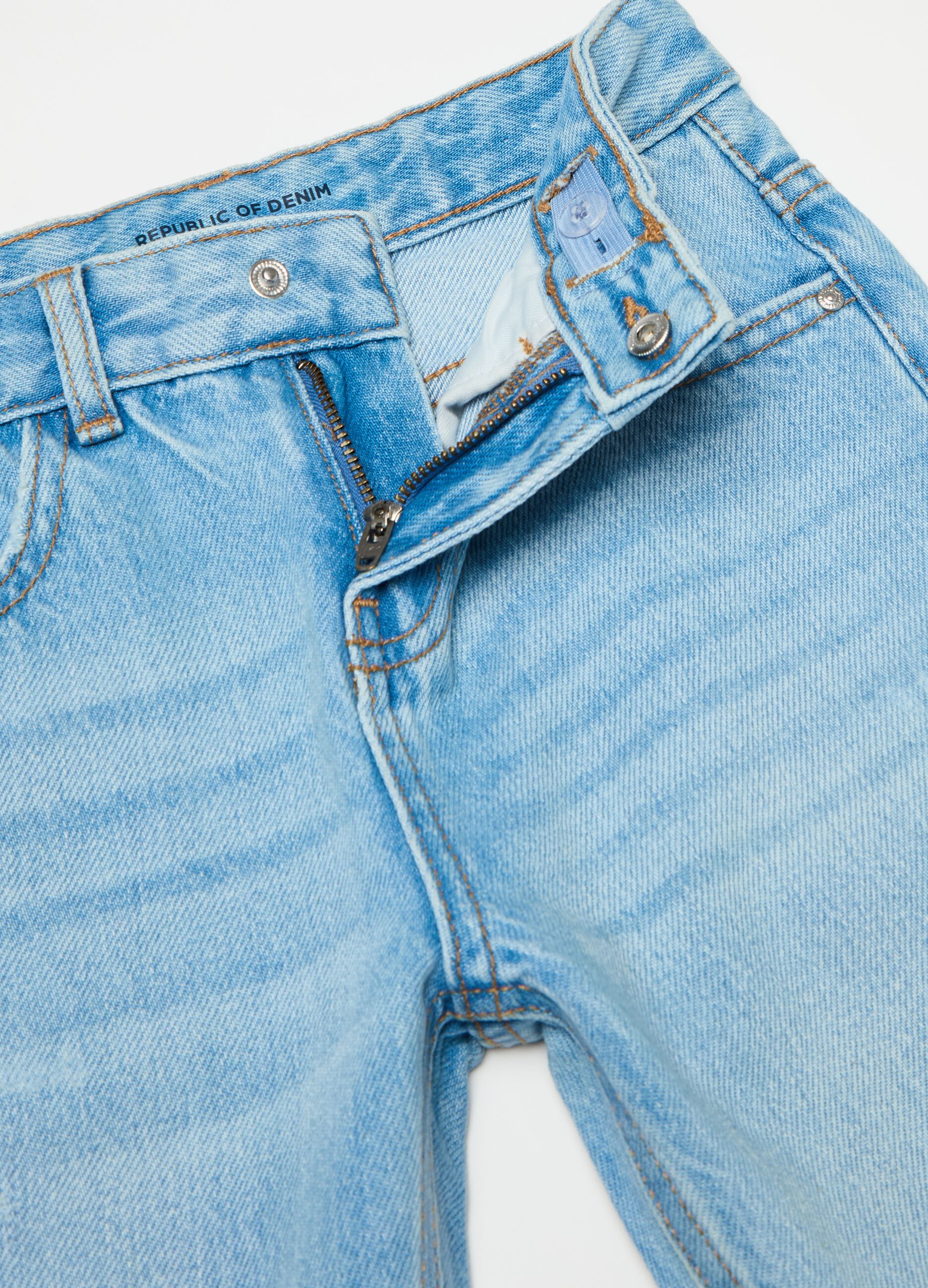 Jeans loose fit con abrasioni