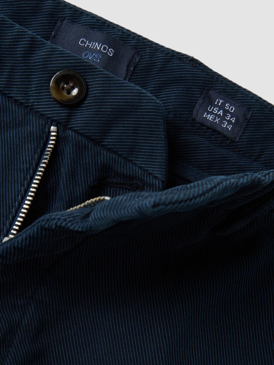 Pantaloni chino azzurri in cotone e modal elasticizzato_1