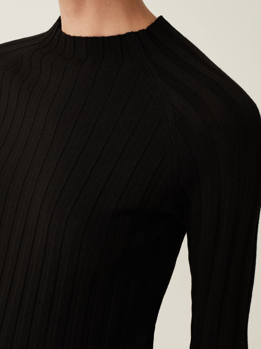 Flat-ribbed top with mock neck_3