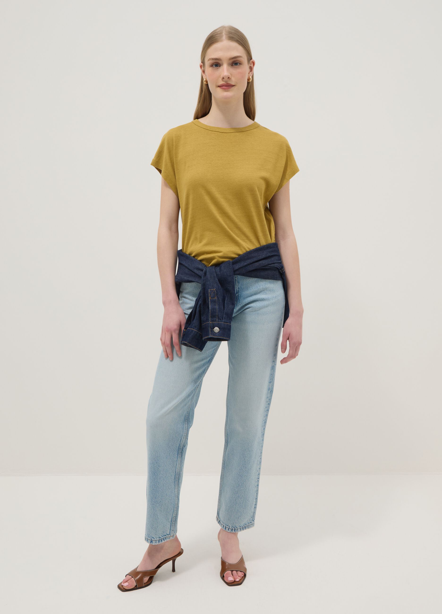 T-shirt verde de manga curta em mistura de algod&atilde;o e linho, corte regular