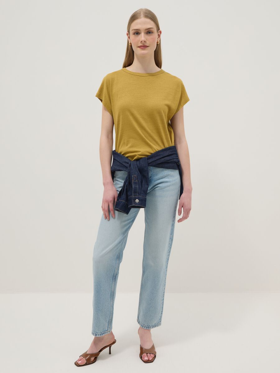 T-shirt verde de manga curta em mistura de algod&atilde;o e linho, corte regular_1