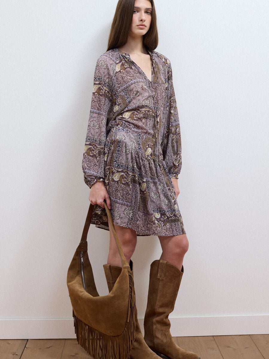Purple dress with plunging V-neckline and elegant hem ruffle_0