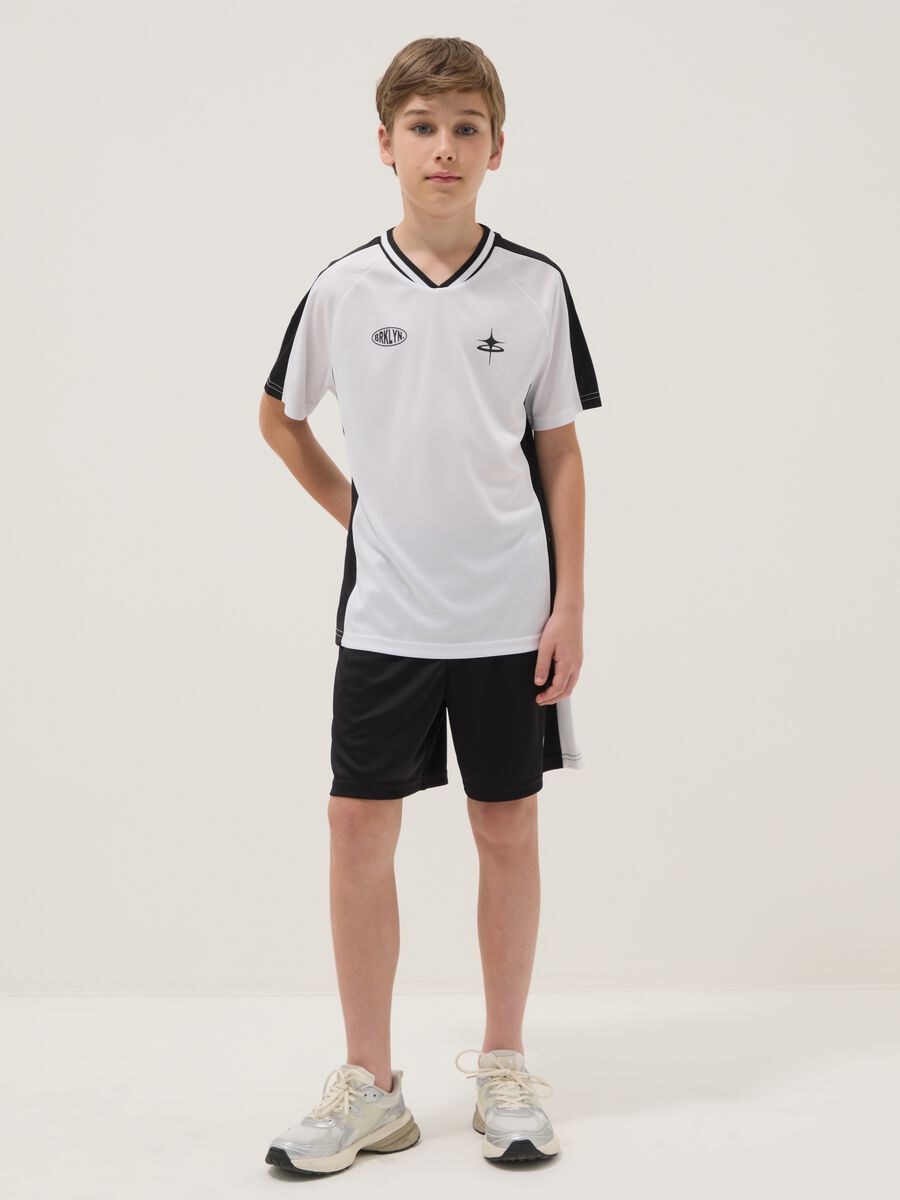 Conjunto preto e branco com t-shirt e cal&ccedil;&otilde;es_0