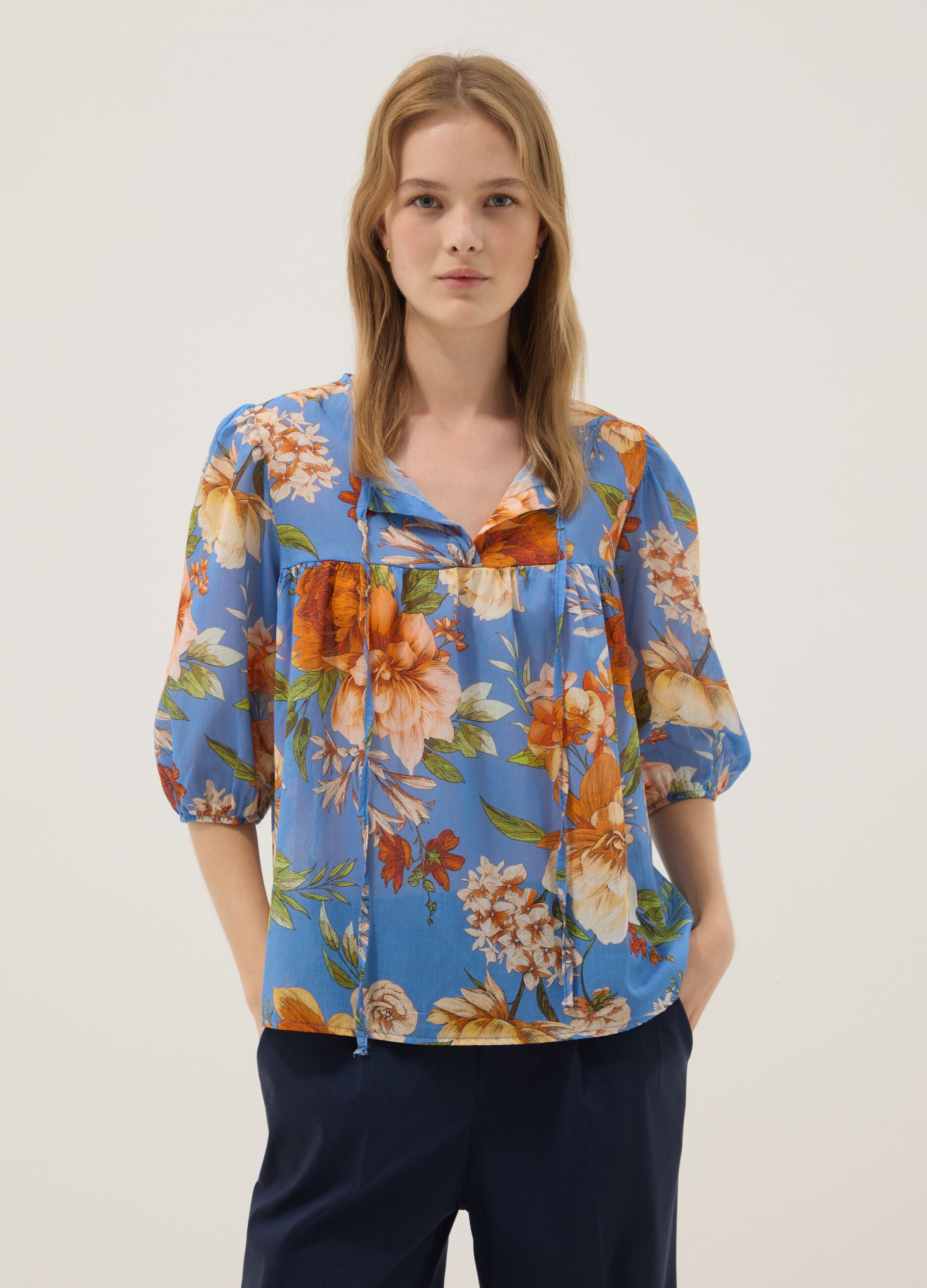 Blaue Bluse mit Blumenmuster aus reiner Baumwolle