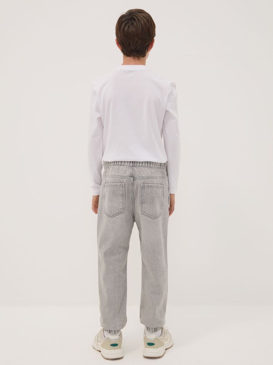 Grey jog denim in a cotton and viscose blend, relaxed fit for boys_1