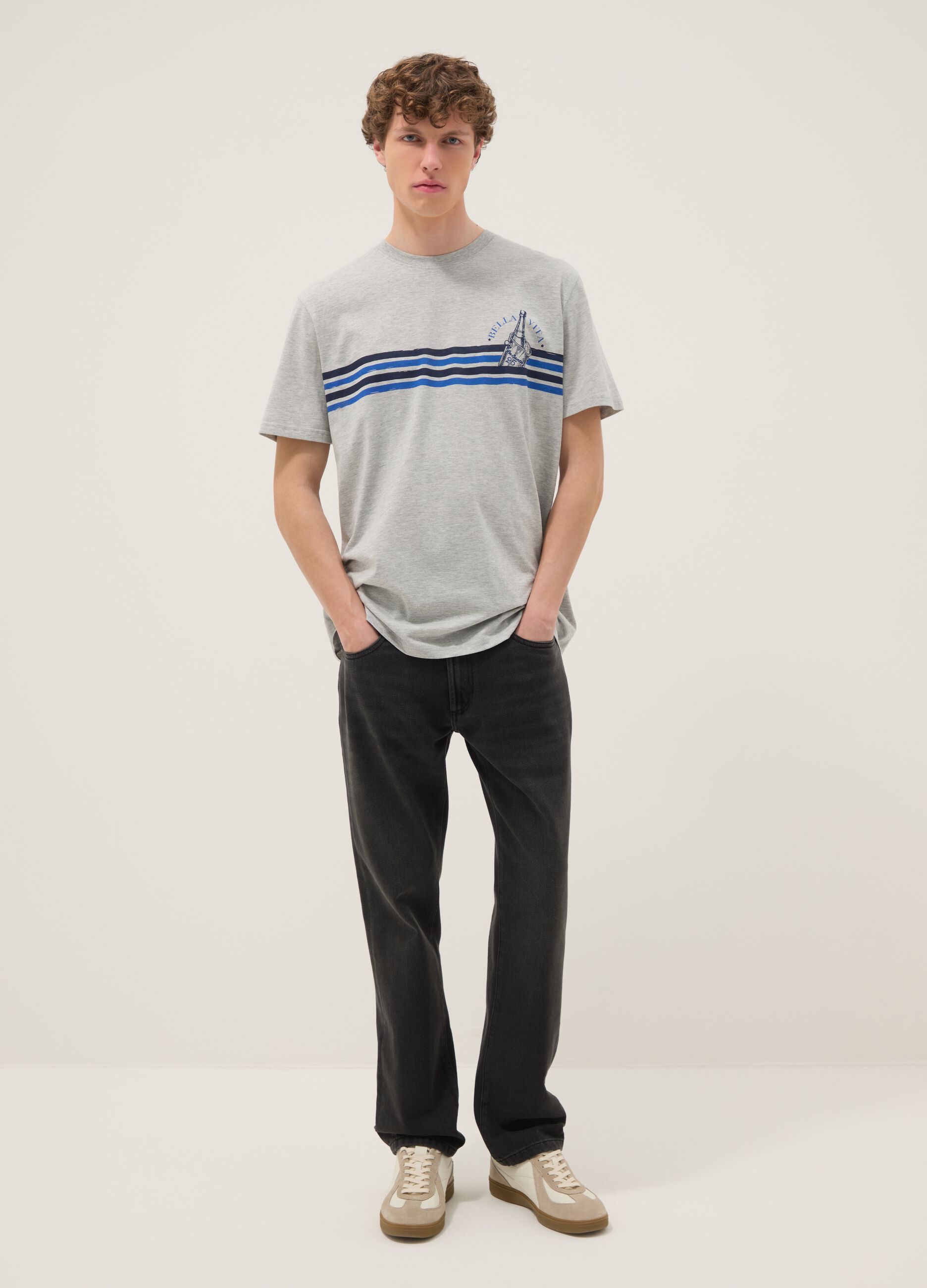 Graues T-Shirt aus reiner Baumwolle mit blauen Streifen