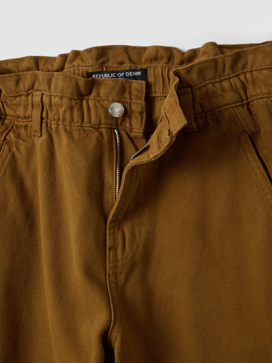 Baggy-Fit Denim-Jeans in Bronze-Braun aus reiner Baumwolle mit Paperbag-Bund_5