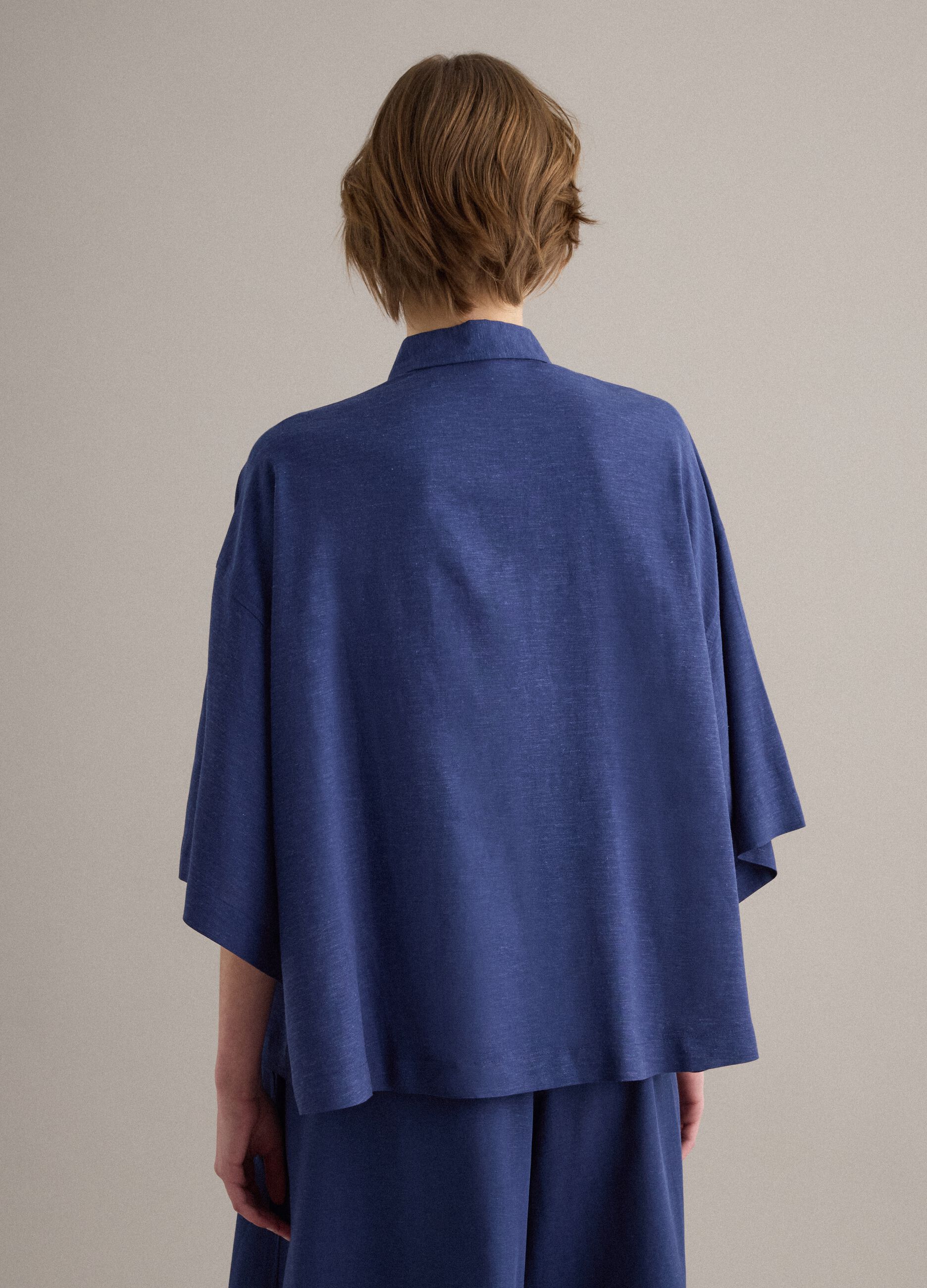 Camisa azul em mistura de viscose e linho, corte oversize