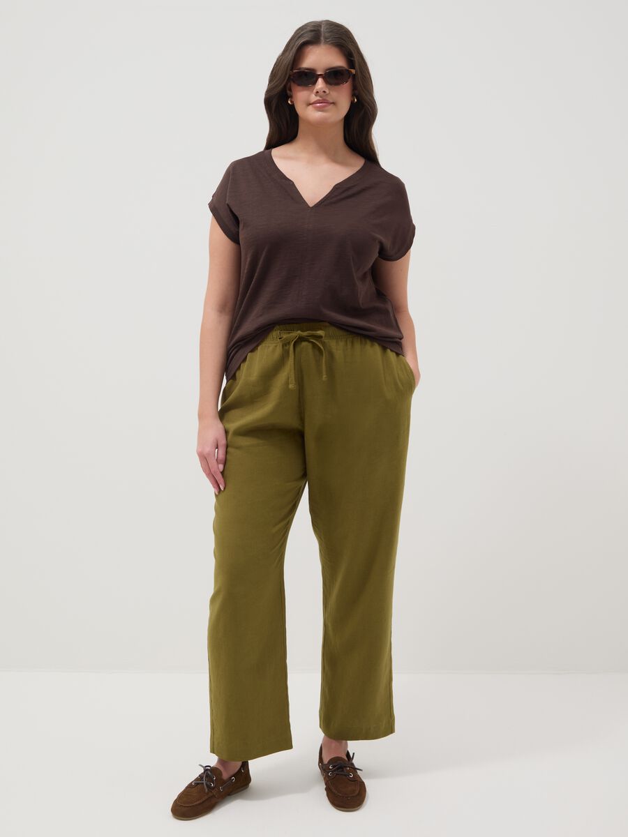 Braunes T-Shirt aus reiner Baumwolle mit V-Ausschnitt und regular Fit_2