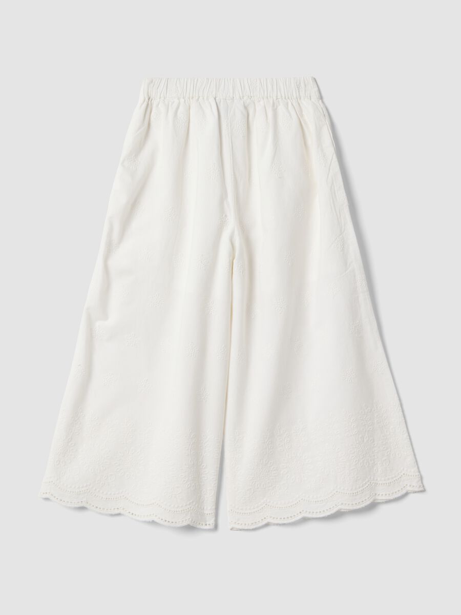 Pantaloni culotte in puro cotone bianchi da bambina con ricami_1