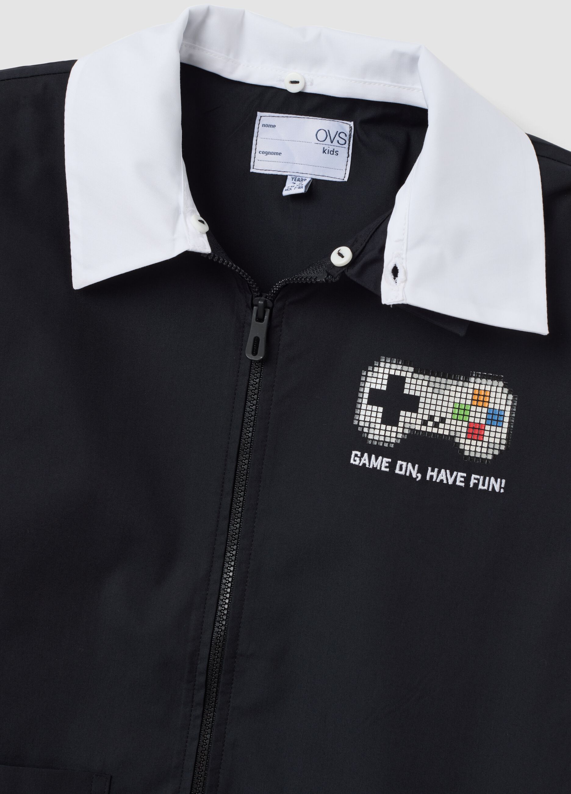 Schwarzer Schulsch&uuml;rze f&uuml;r Jungen mit Gaming-Print und wei&szlig;em Kragen