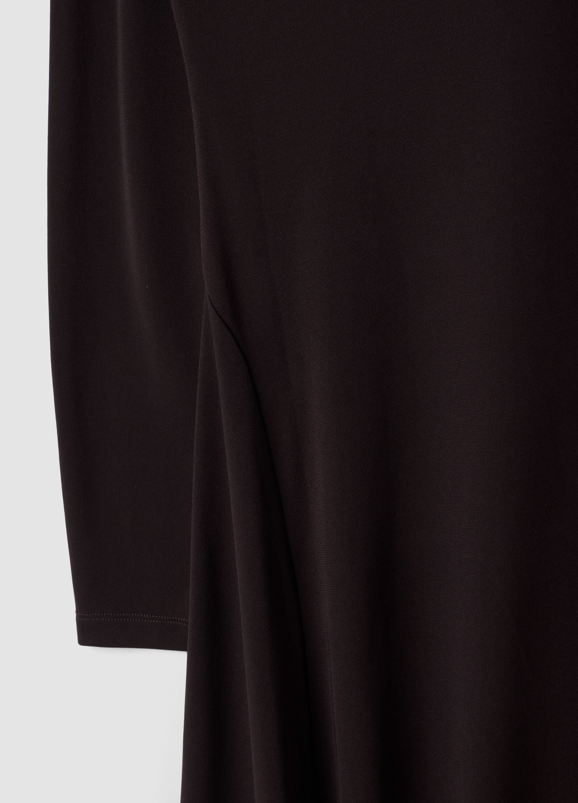 Abito marrone lungo slim fit con collo sciallato