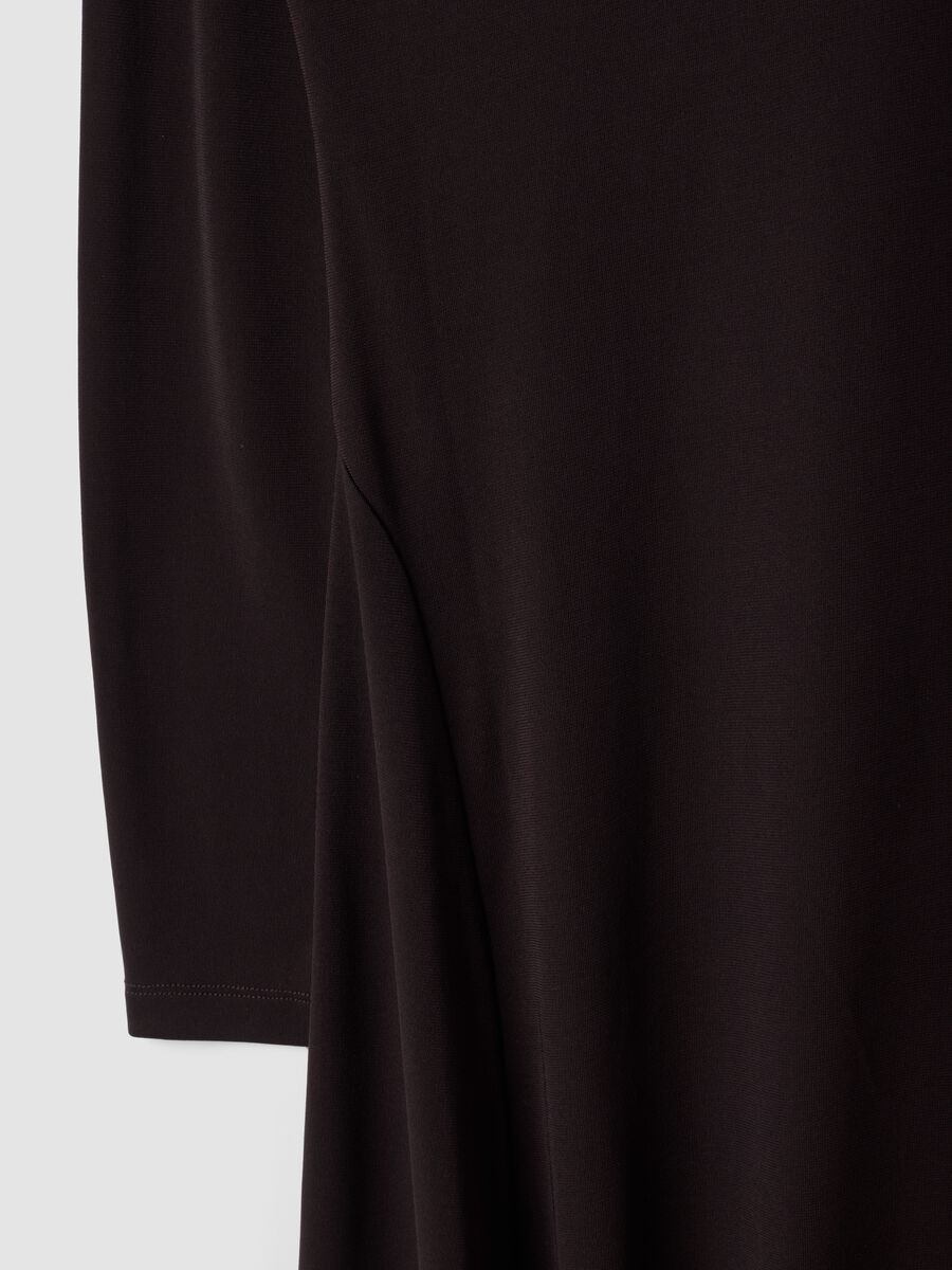 Abito marrone lungo slim fit con collo sciallato_5