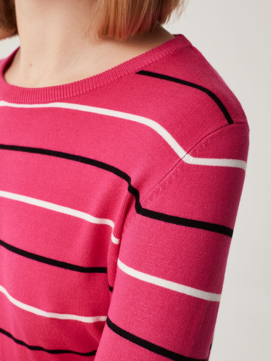 Pullover with round neck and fine stripes_3