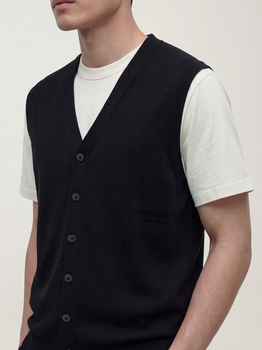 Black viscose-blend waistcoat with deep V-neck regular fit_4